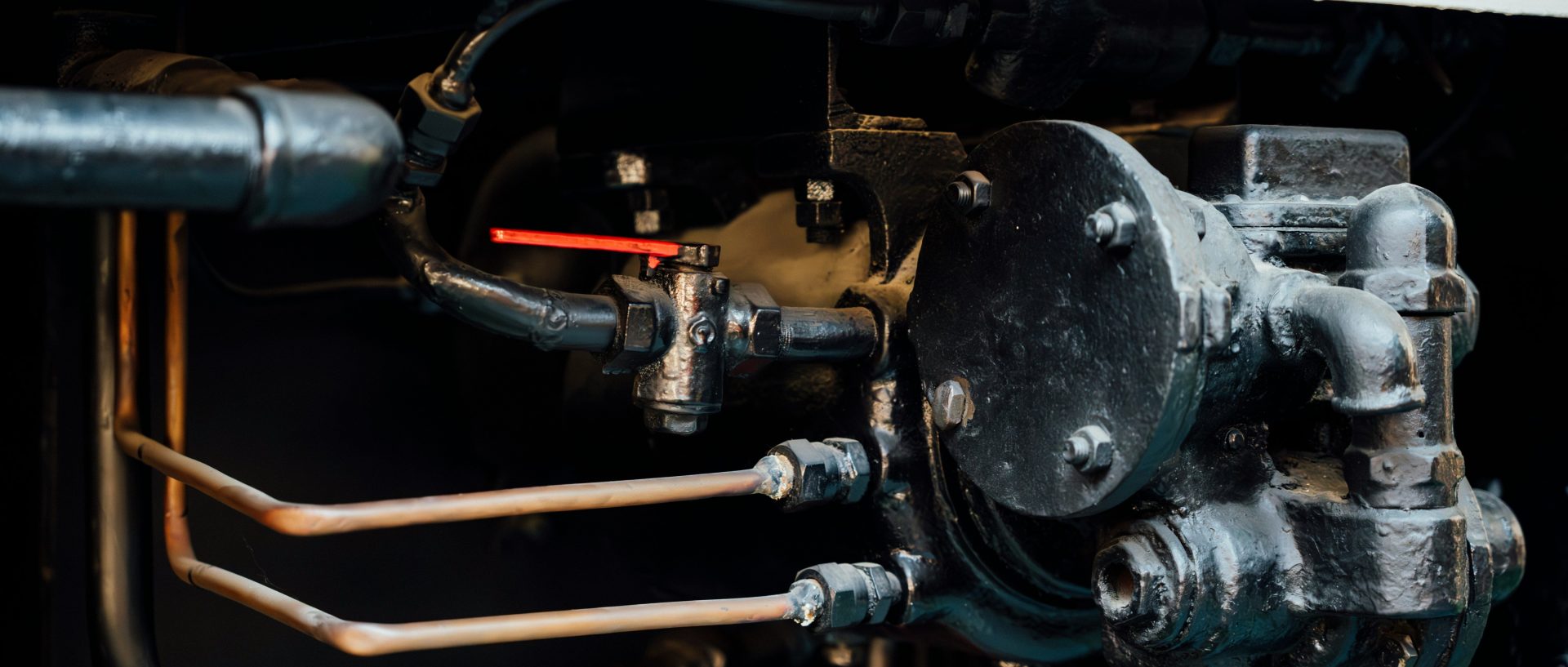 A close up of a machine with pipes